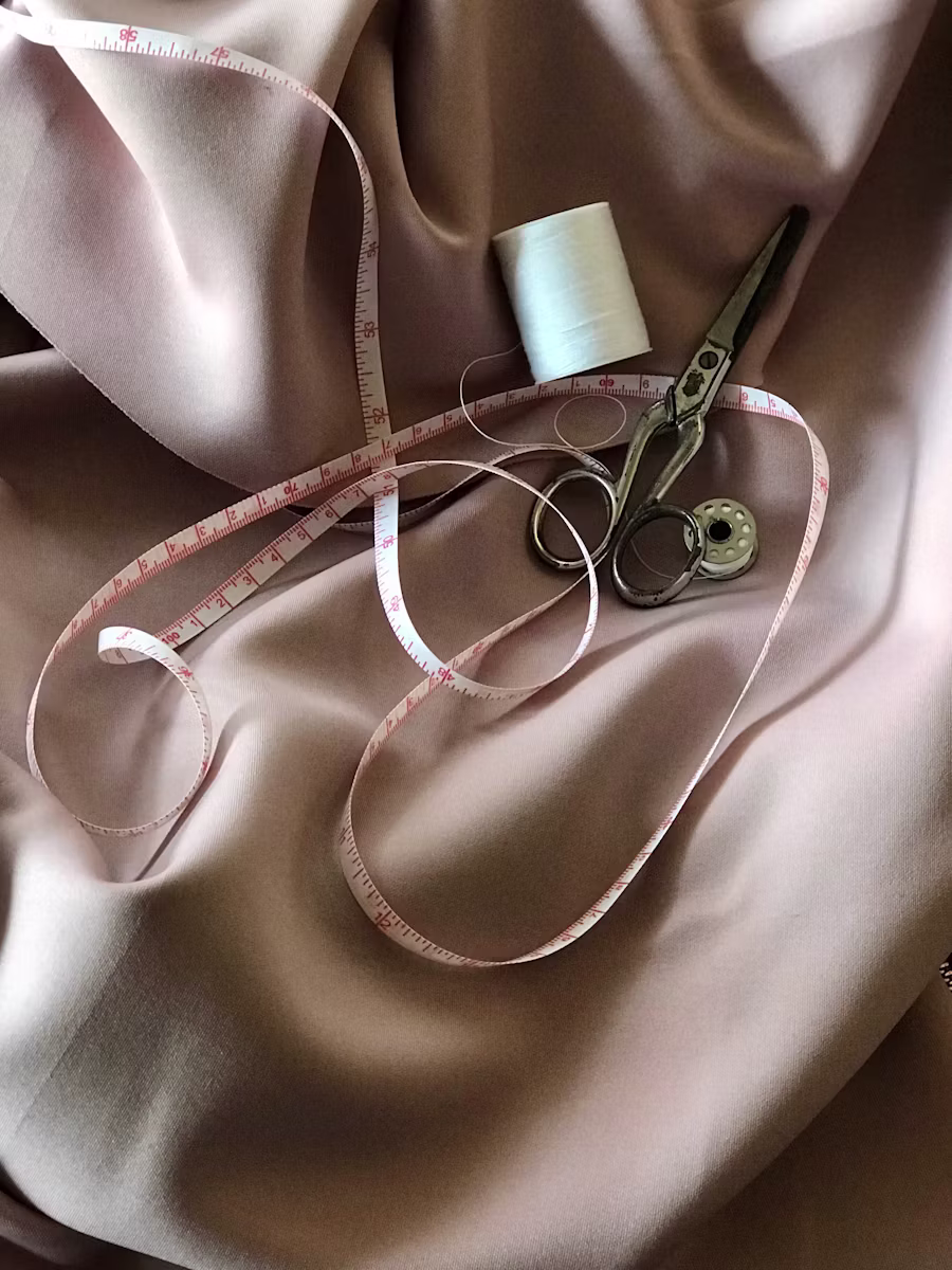 Vestido colgado listo para dobladillo