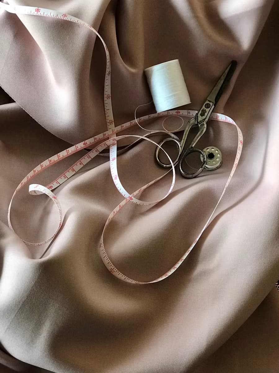 Vestido colgado listo para dobladillo